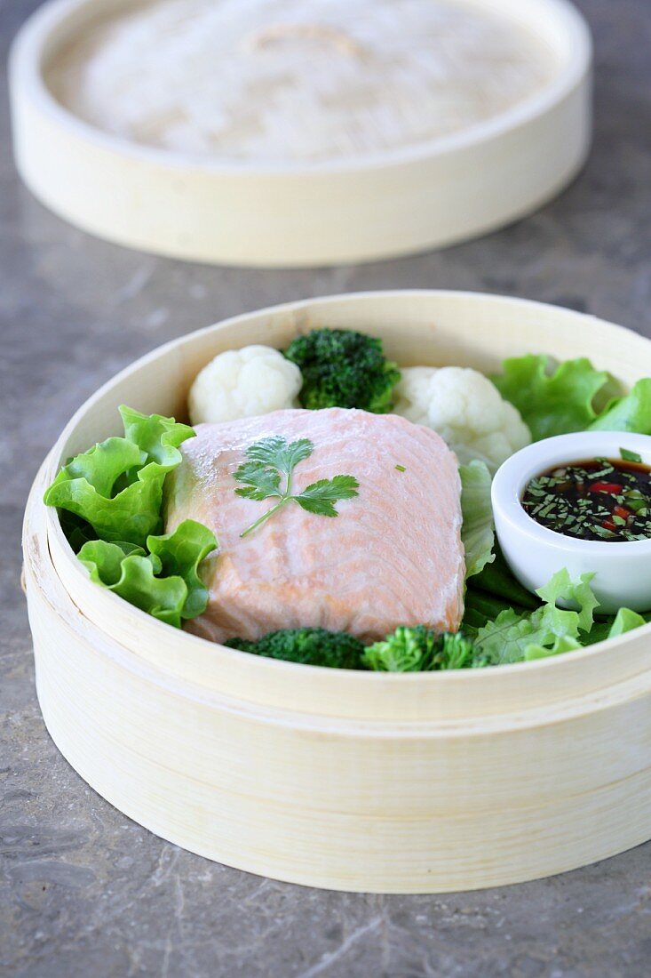 Gedämpfter Lachs mit Brokkoli und Blumenkohl (Asien)