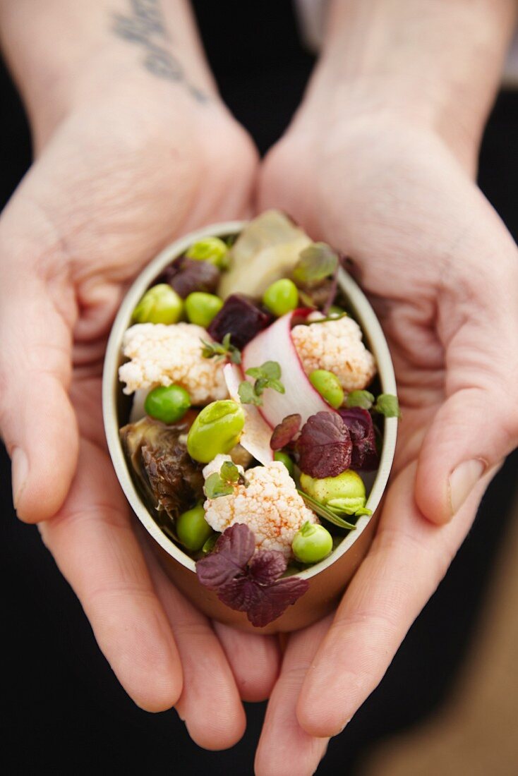 Blumenkohlsalat mit Erbsen und Radieschen