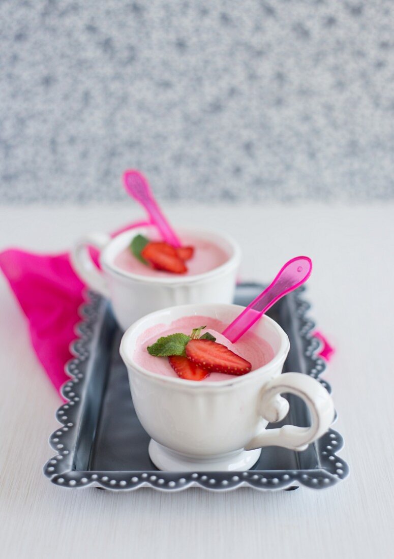 Erdbeermousse in zwei Tassen