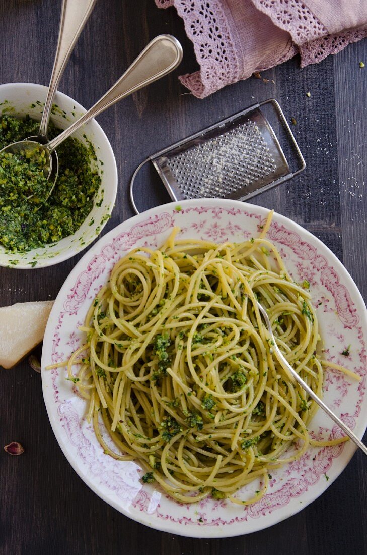 Spaghetti with parsley pesto