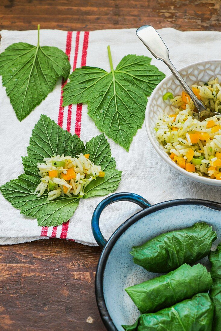 Redcurrant leaves filled with rice