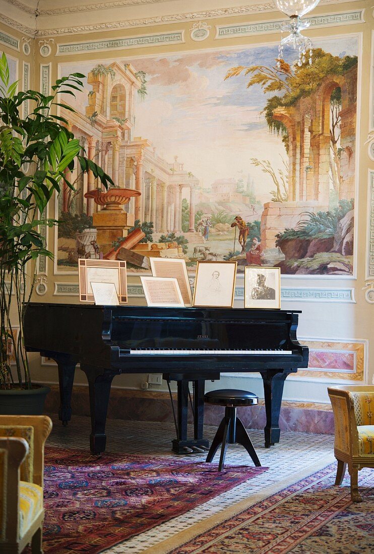 Salon der Villa Tasca in Palermo, Sizilien. Auf dem Flügel hat auch Richard Wagner komponiert