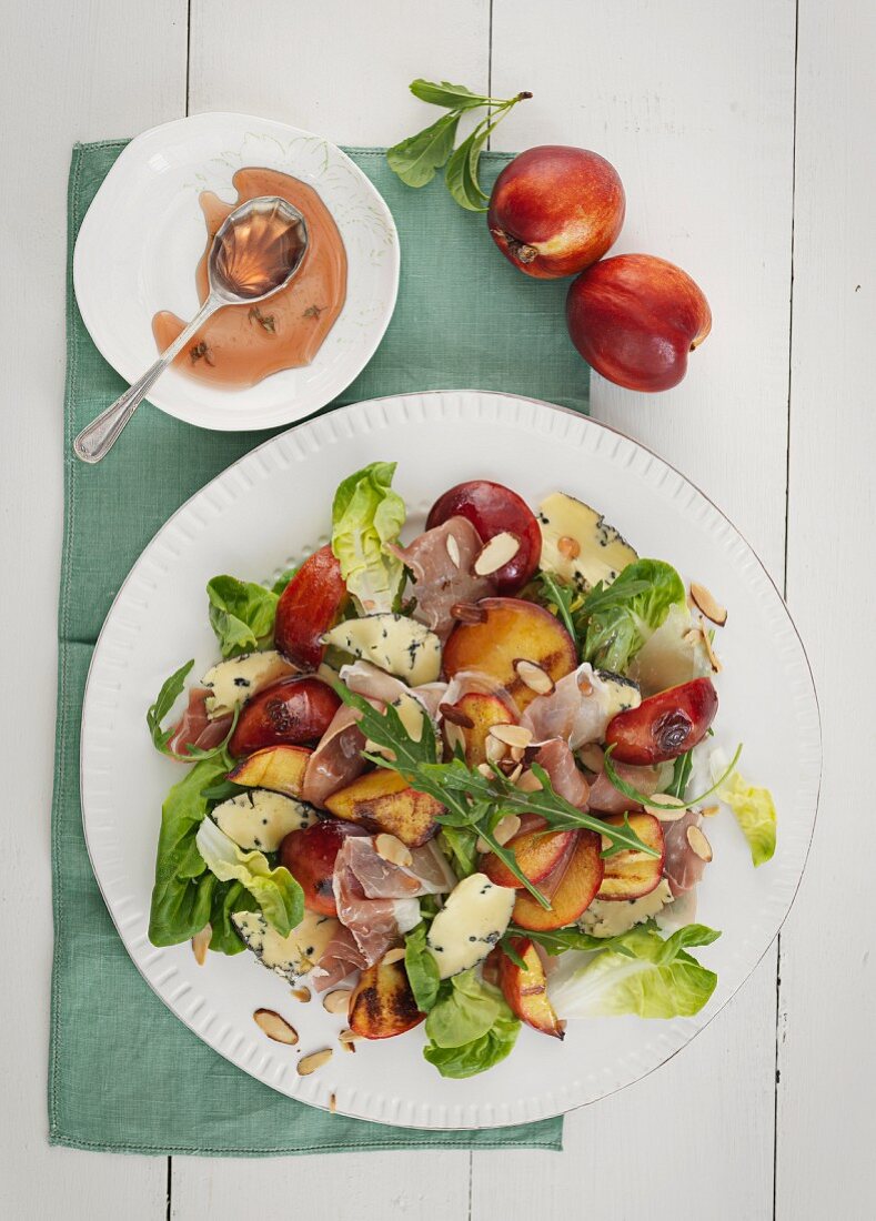 Fruity salad with bacon and cheese
