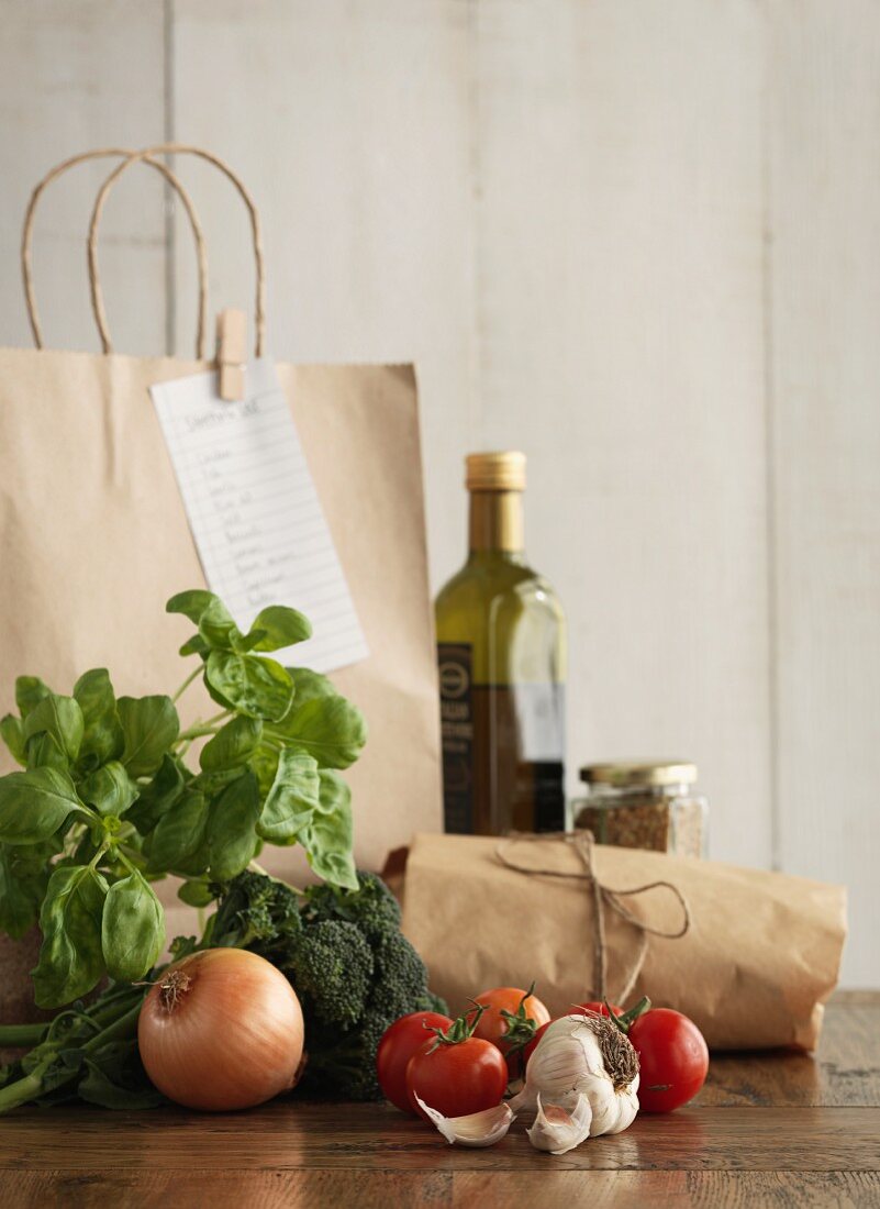Einkaufstüte mit Gemüse und Kräuter
