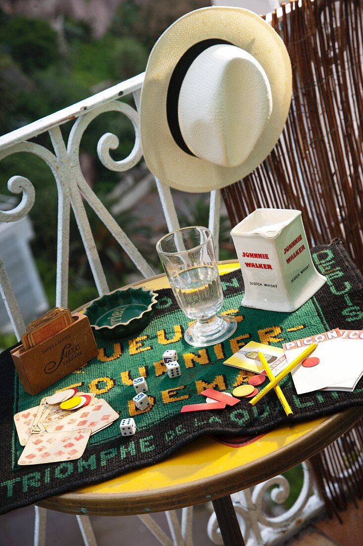 Retro Tisch mit Spielkarten und Spielwürfel auf dem Balkon