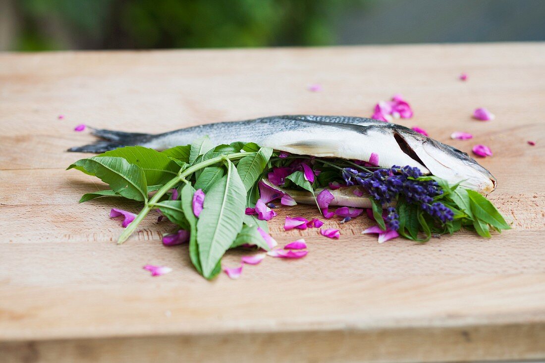 Stuffed gilthead with verbena, rose petals and lavender