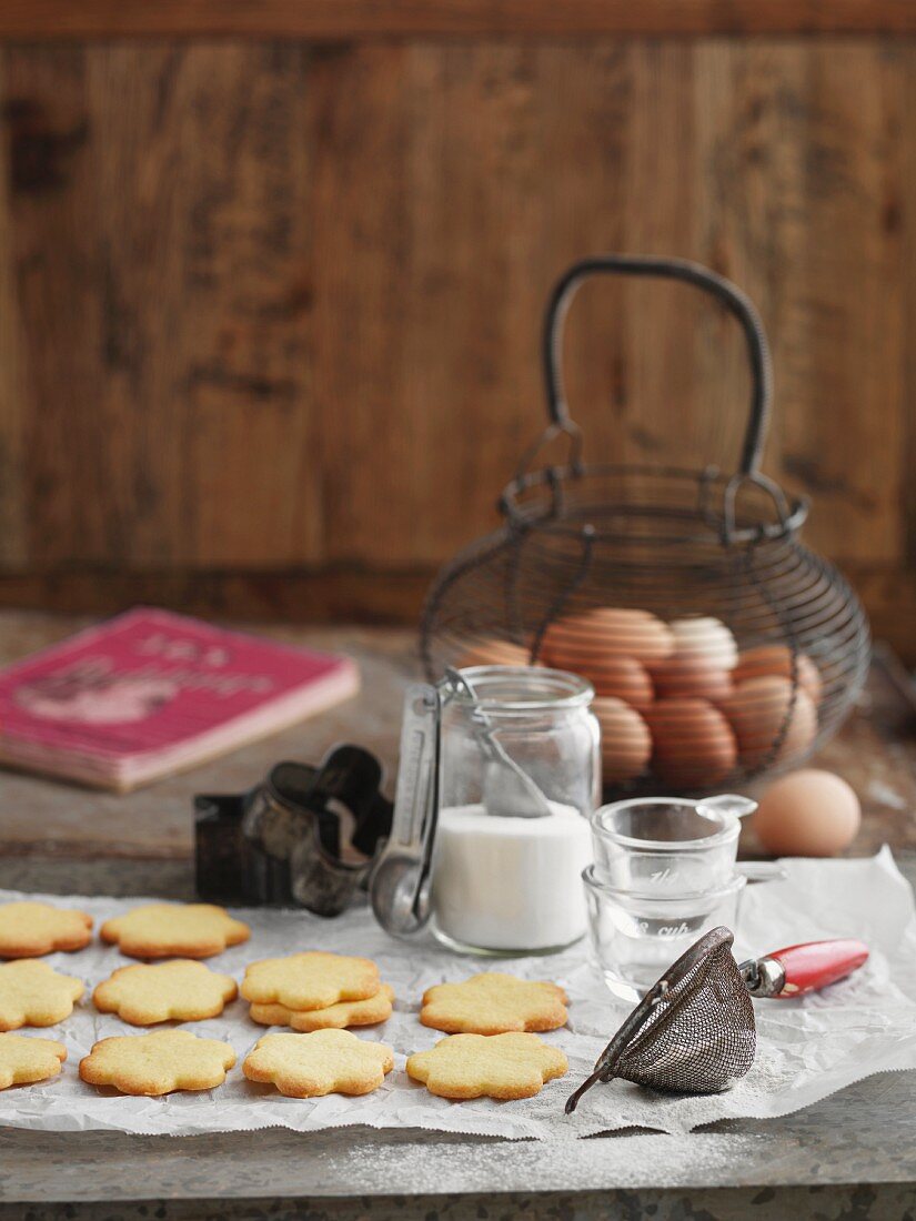 Flower-shaped biscuits with ingredients