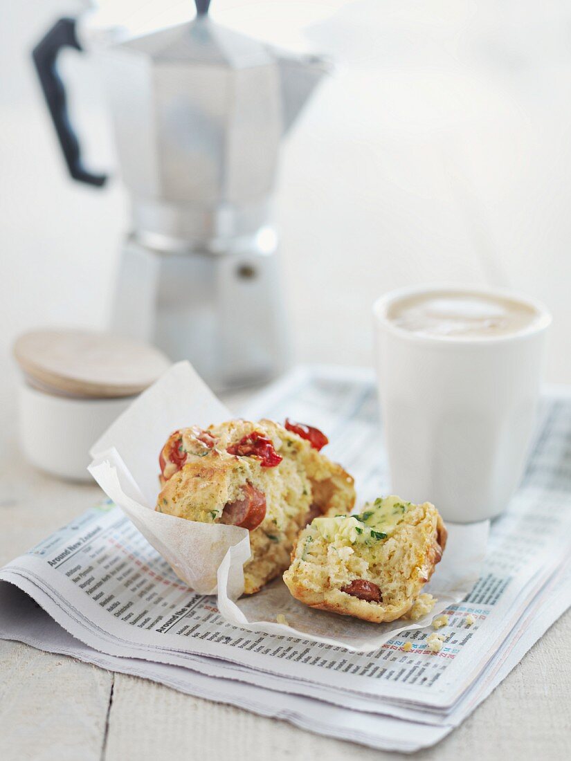 Pikantes Frühstücksmuffin, Kaffee und Zeitung