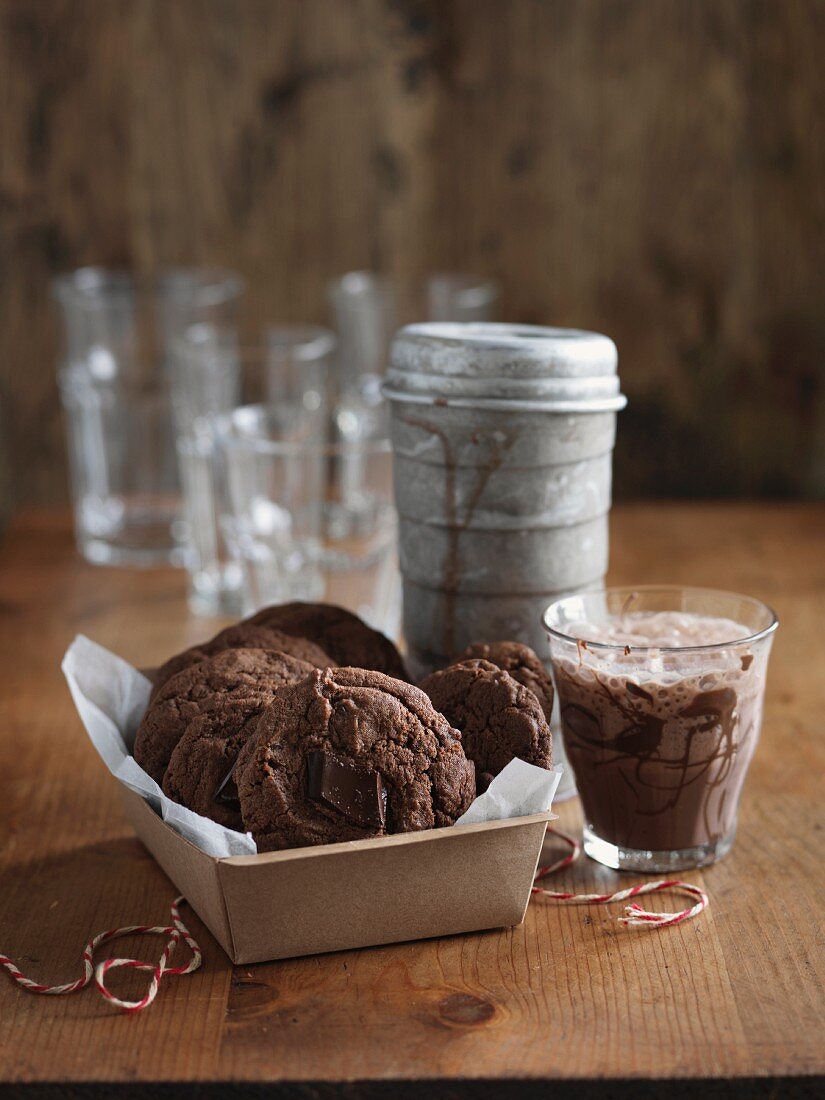 Brownie-Cookies und Kakao