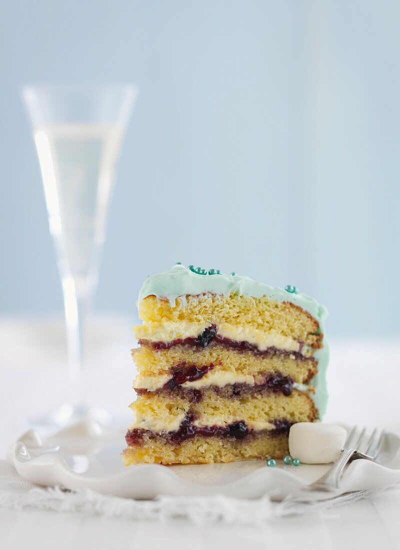 Ein Stück Schichttorte mit Buttercreme und Marmelade zu Weihnachten