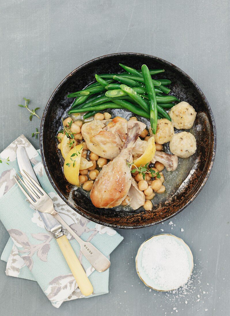 Zitronen-Knoblauch-Hähnchen mit Kichererbsen und Stangenbohnen