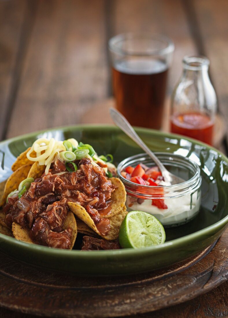 Hähnchen-Nachos mit Käse, Frühlingszwiebeln und Sauerrahm