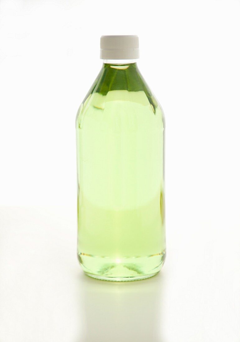 Eine Flasche Traubenkernöl vor weißem Hintergrund