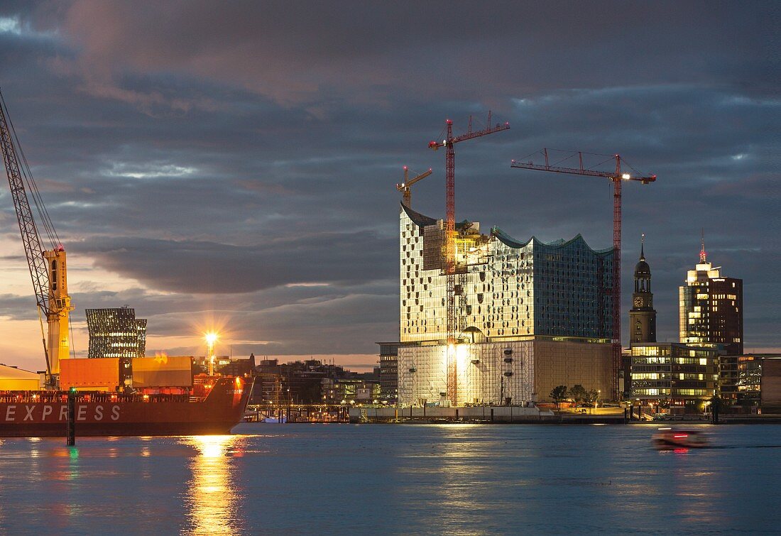 Hamburg: Blick auf die Elbphilharmonie, Michel und Hafencity