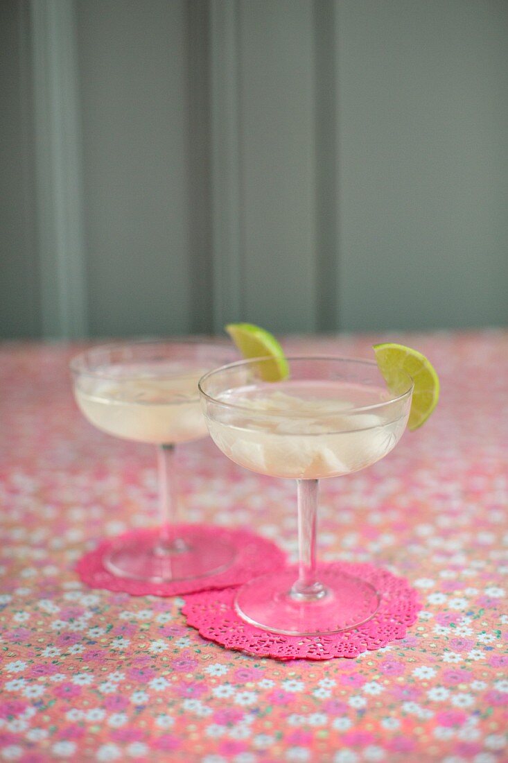 Zwei Lychee-Cocktails