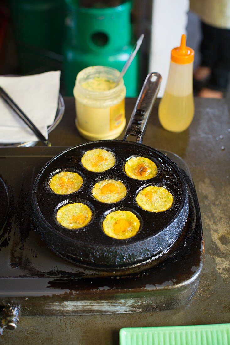 Mini-Eier braten in der Pfanne (Vietnam)