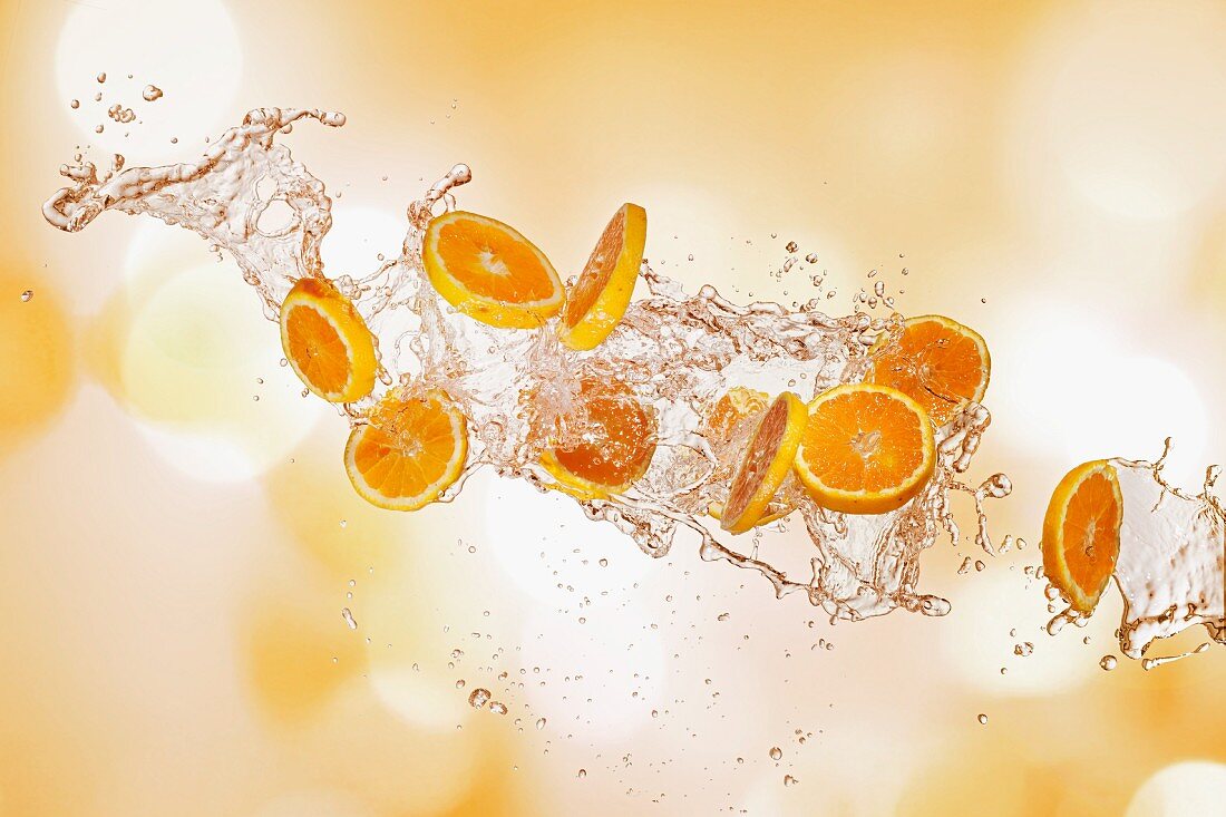 Fliegende Orangen mit Splash