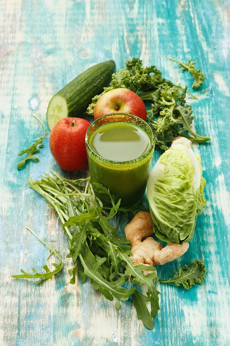 A vegetable smoothies with apple and ginger