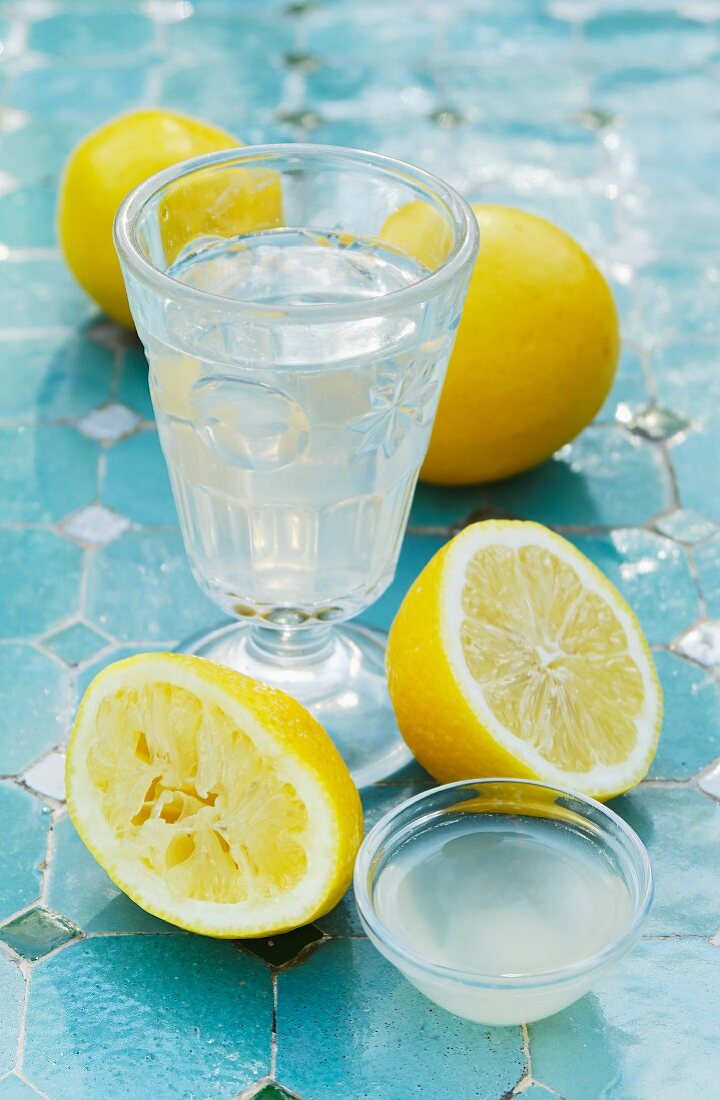 Wasser mit Zitronensaft