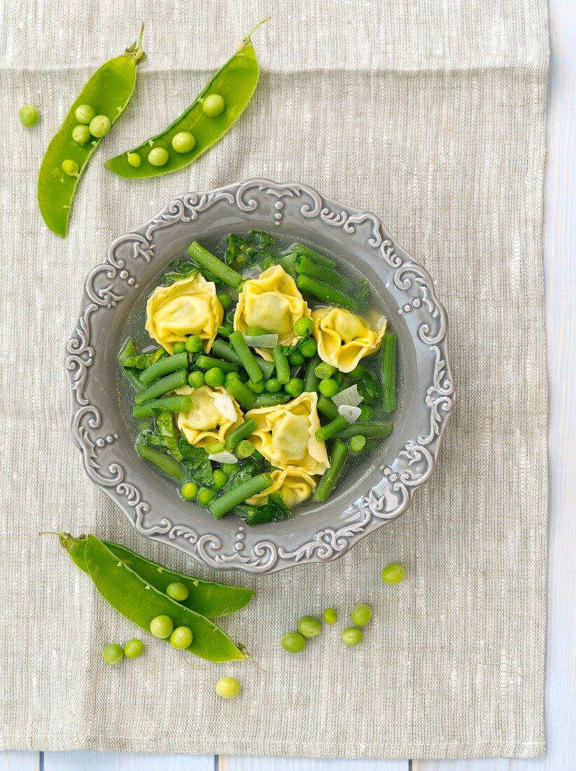 Erbsen-Bohnen-Suppe mit Spinat und Tortellini