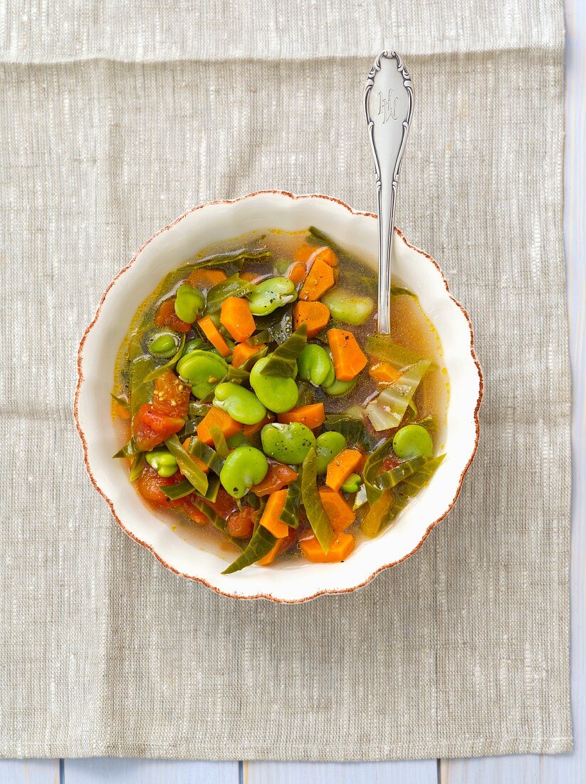 Minestrone mit Kohl, Tomaten, Karotten und Saubohnen