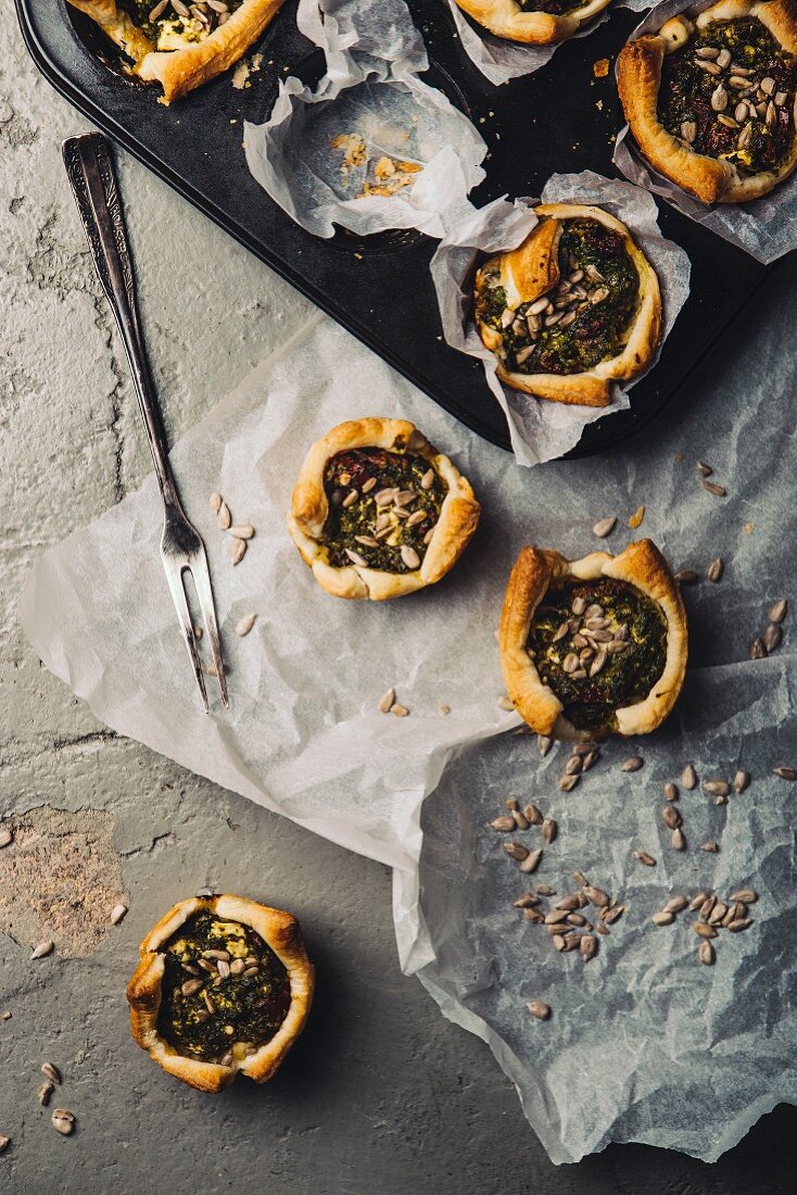 Puff pastry tartlets with spinach, tomatoes and sunflower seeds