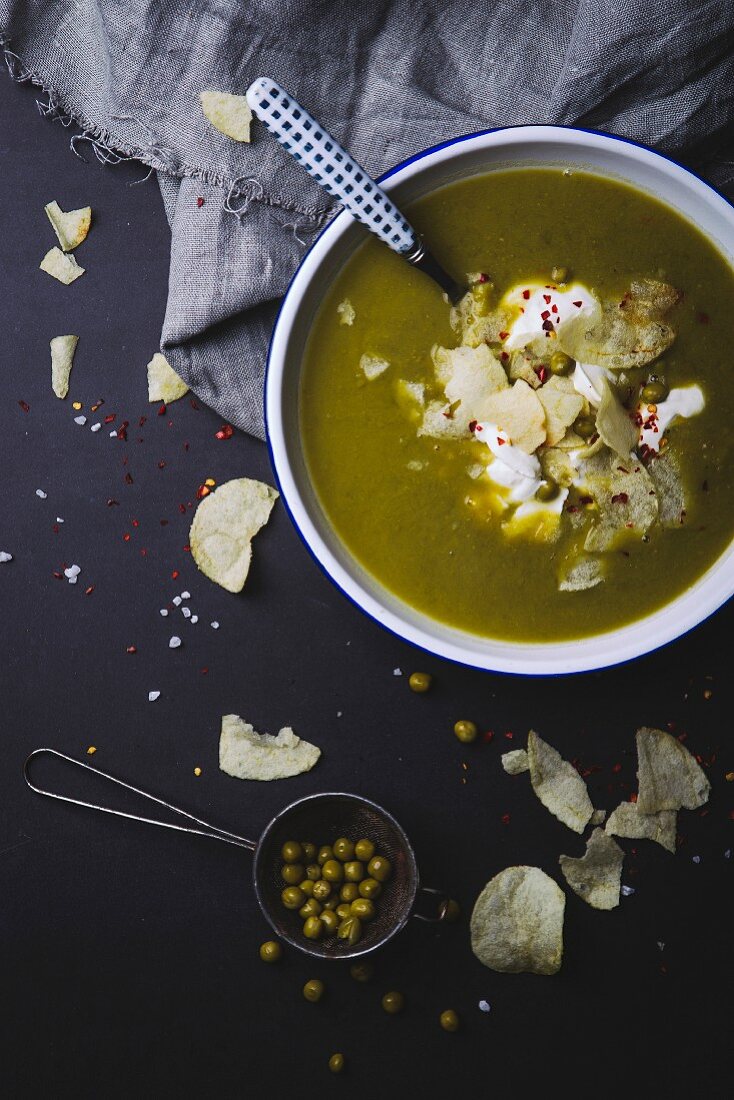 Erbsencremesuppe mit Kartoffelchips