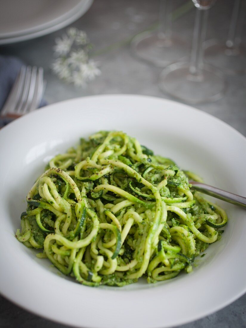 'Spaghetti' aus spiralisierter Zucchini mit Bärlauchpesto