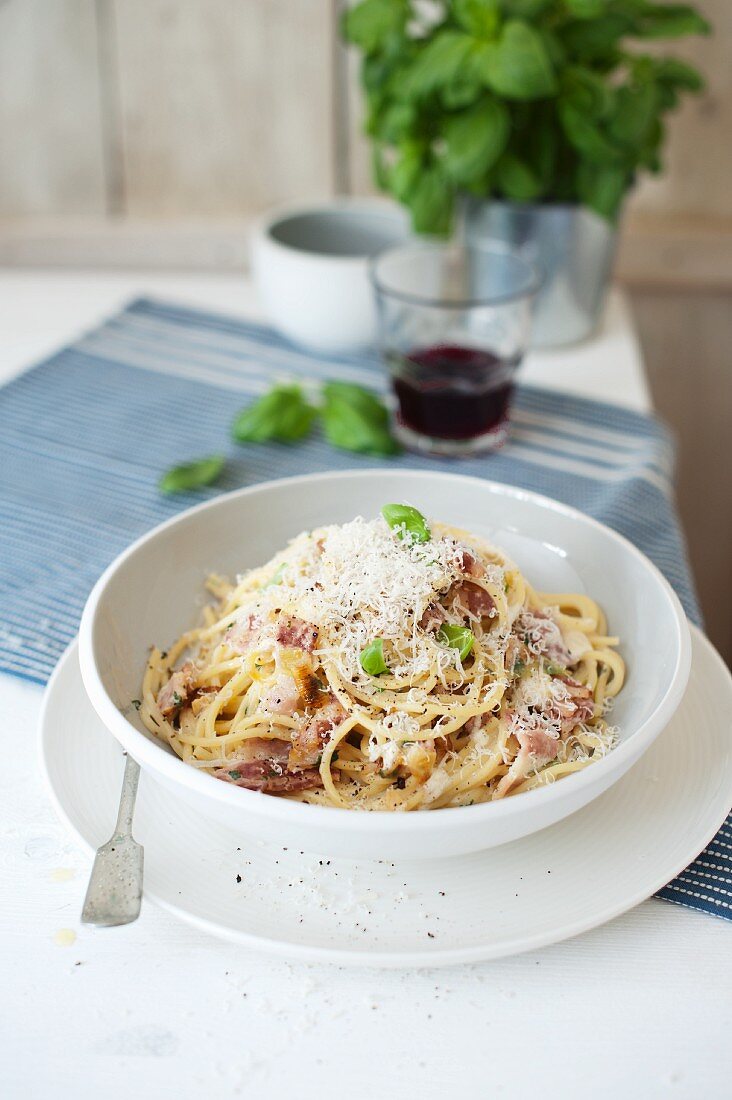 Spaghetti Carbonara mit frischem Basilikum und Parmesan