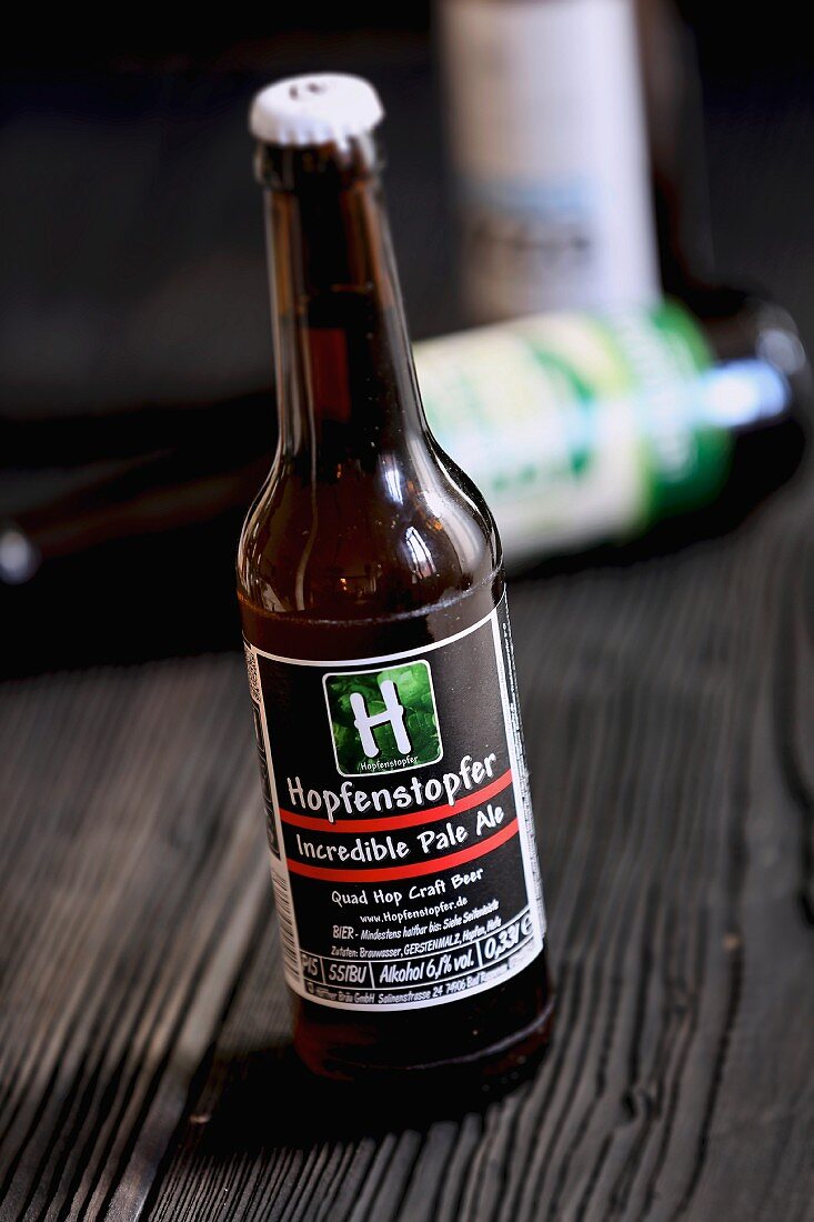 Eine Flasche Hopfenstopfer Incredible Pale Ale (Craft Beer aus der Handwerksbrauerei)