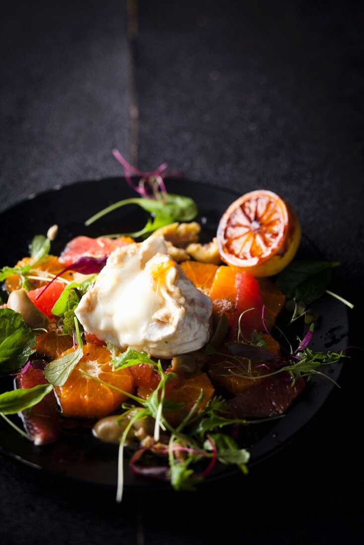 Salad with warm goat's cheese and citrus fruits