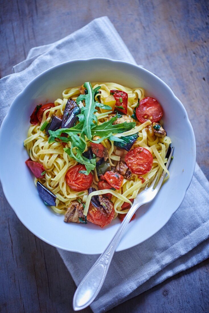 Fettuccini mit Tomaten, Auberginen und Rucola