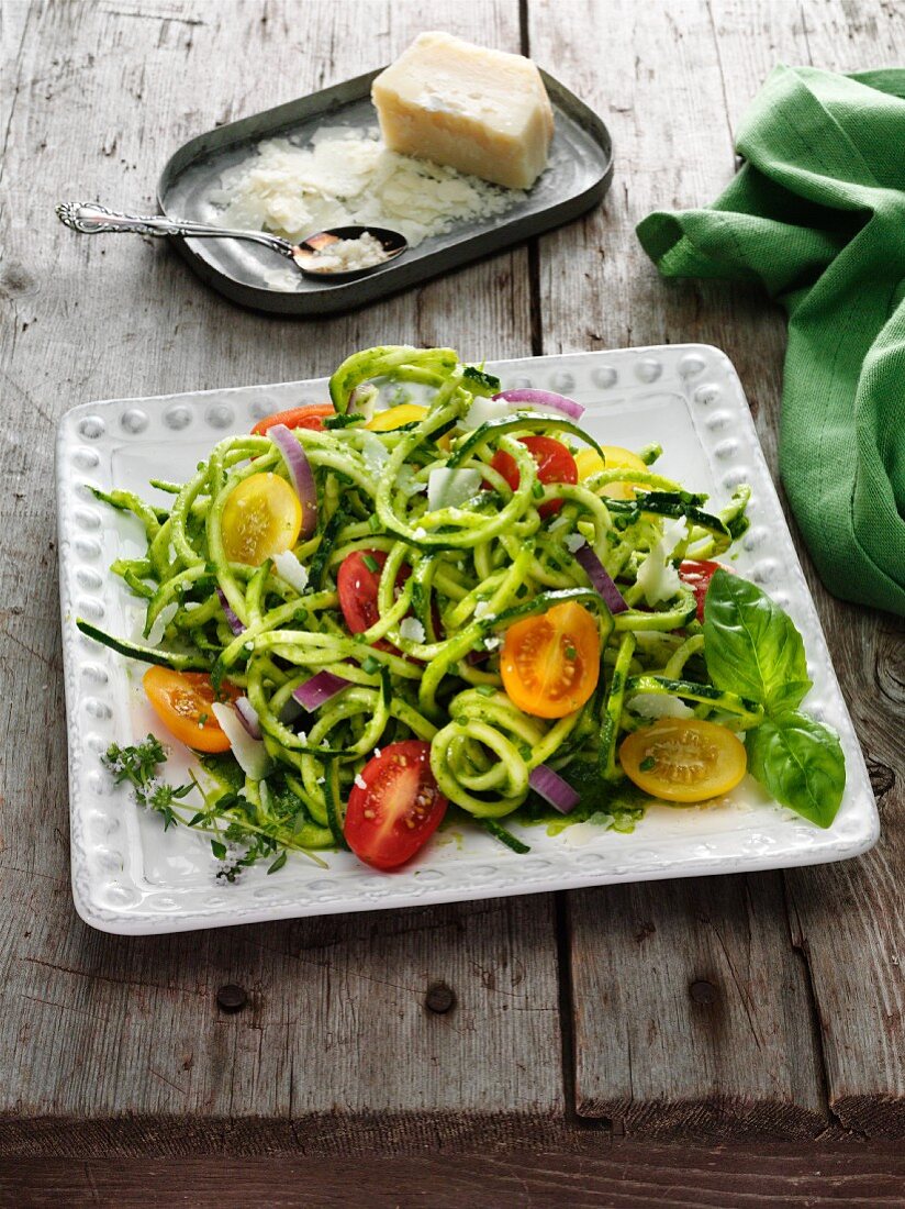 Spiralisierte Zucchini-Gemüsenudeln und Tomaten mit Chimichurri und Parmesan