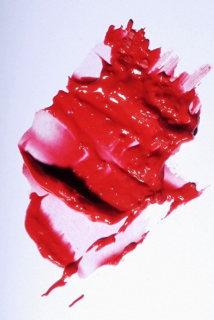 Roter Lippenstift verstrichen auf weißem Untergrund