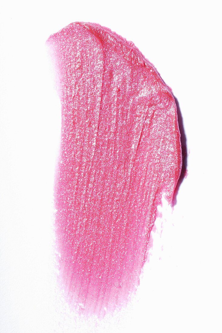 Rosa Lippenstift verstrichen auf weißem Untergrund