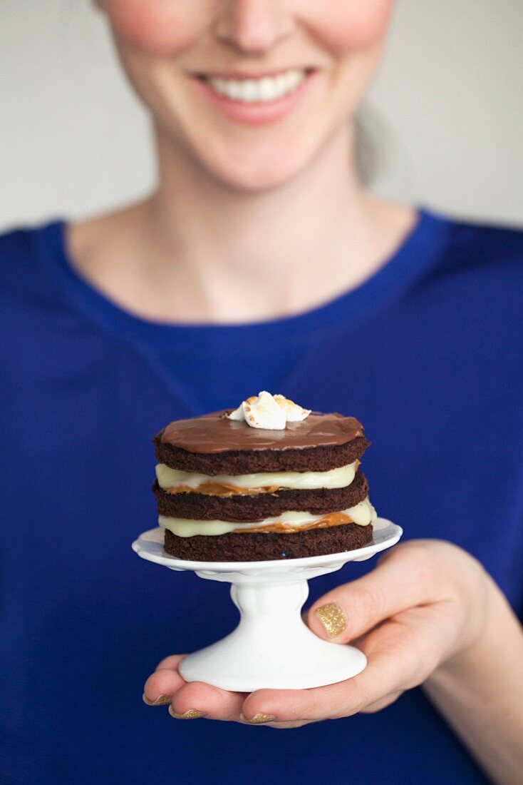 Mini-Karamelltorte auf Mini-Etagere