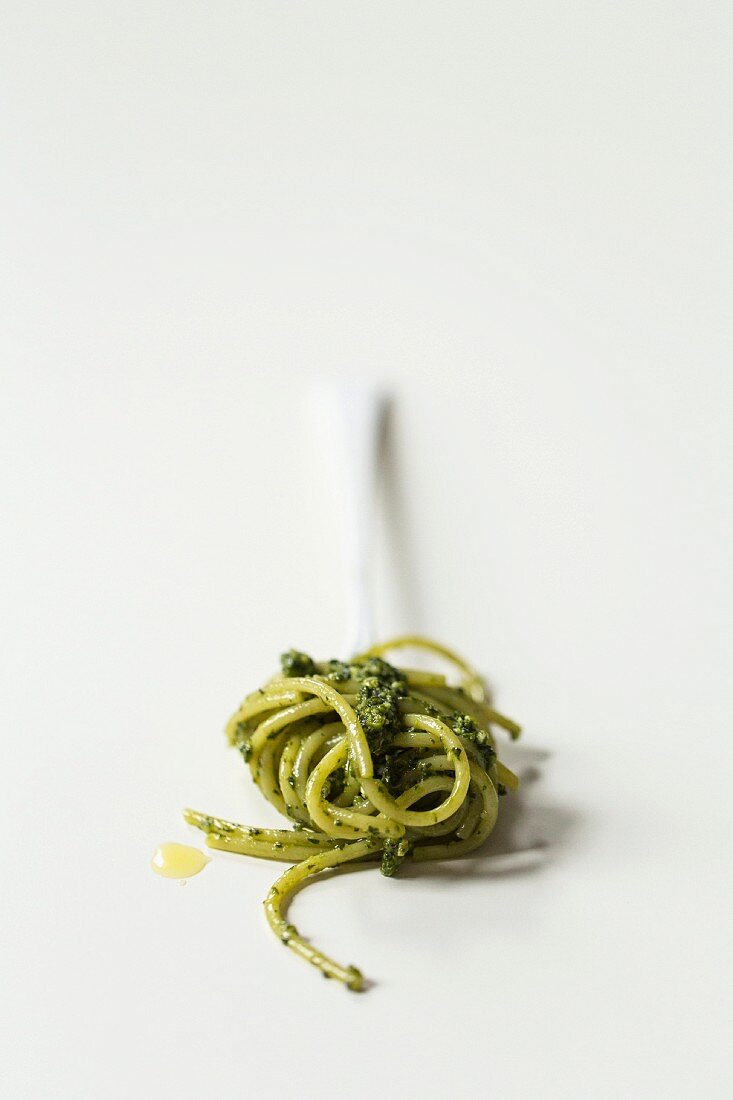 Spaghetti with fresh basil pesto