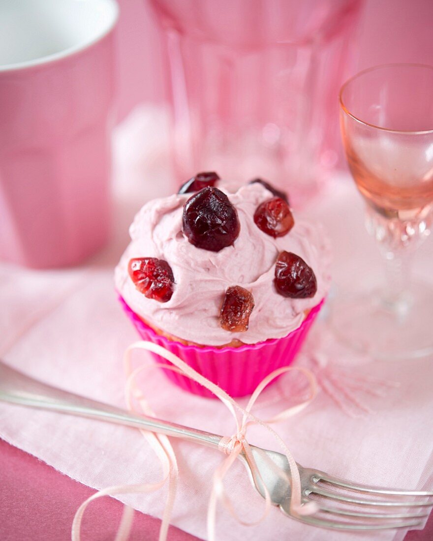 Cupcake mit getrockneten Kirschen, Cranberries und Kirschbuttercreme