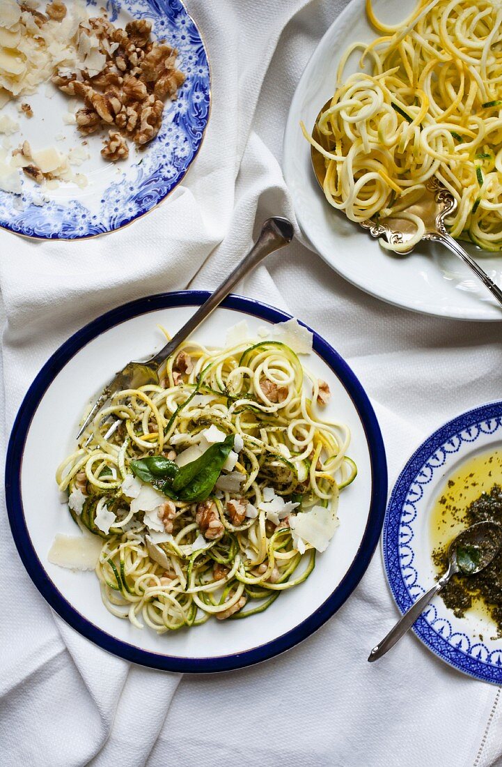 'Spaghetti' aus spiralisierten Zucchini mit Pesto, Walnüssen und Parmesan