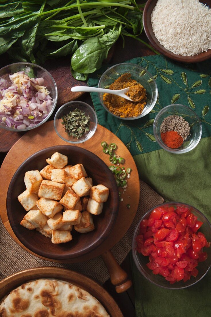 Zutaten und Gewürze für Saag Paneer (Käsegericht mit Spinat, Indien)