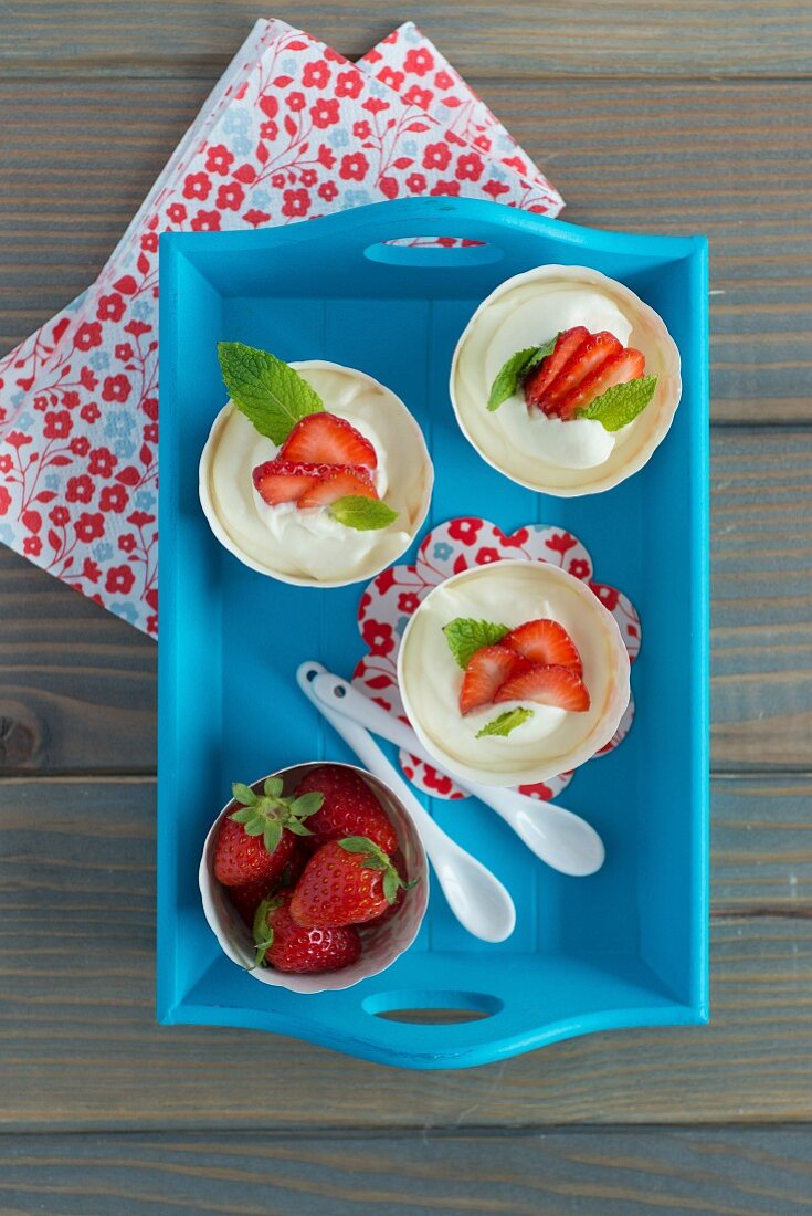 Weisses Schokoladenmousse mit Erdbeeren und Minze