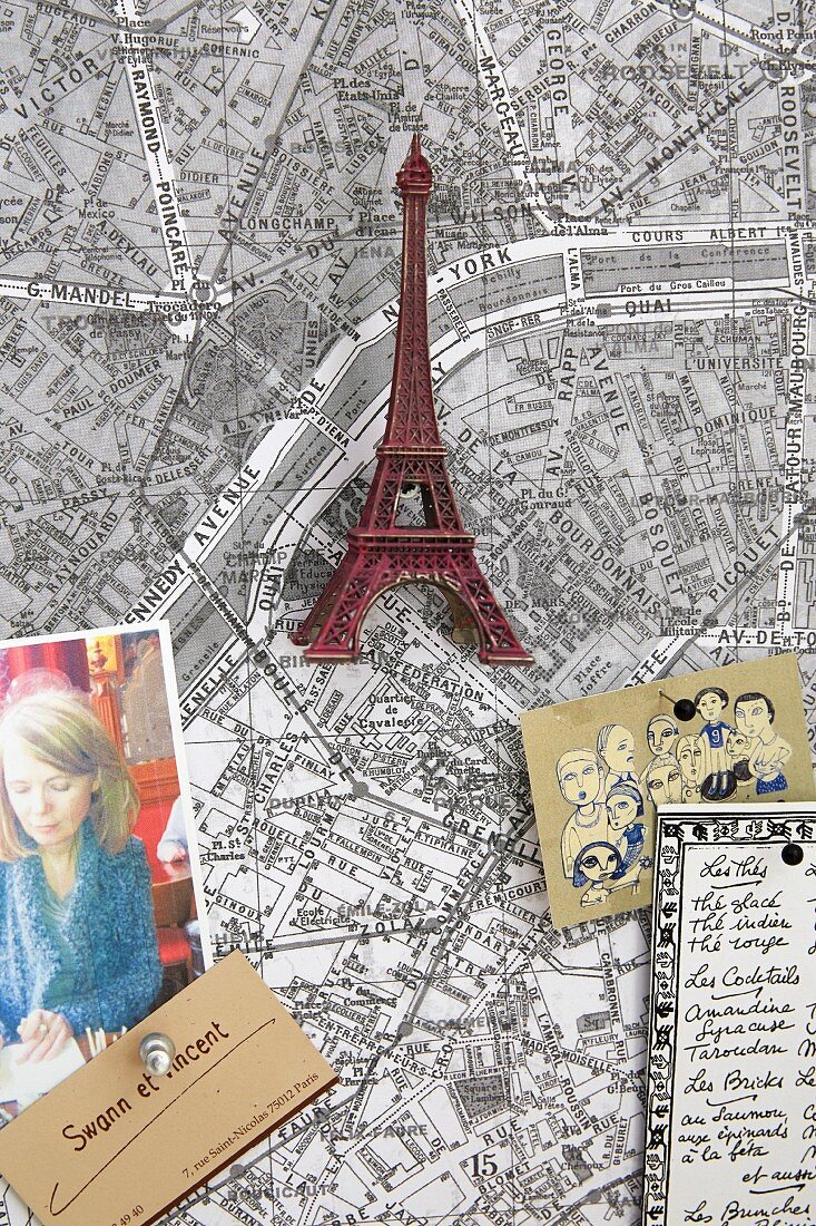 Stadtplanausschnitt von Paris mit angehefteten Souvenir und Postkarten