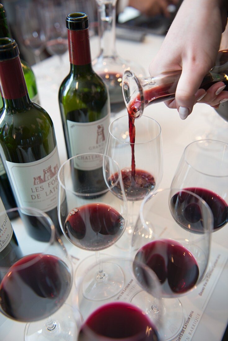 Wein wird zur Verkostung eingeschenkt im Château Latour (Bordeaux, Frankreich)
