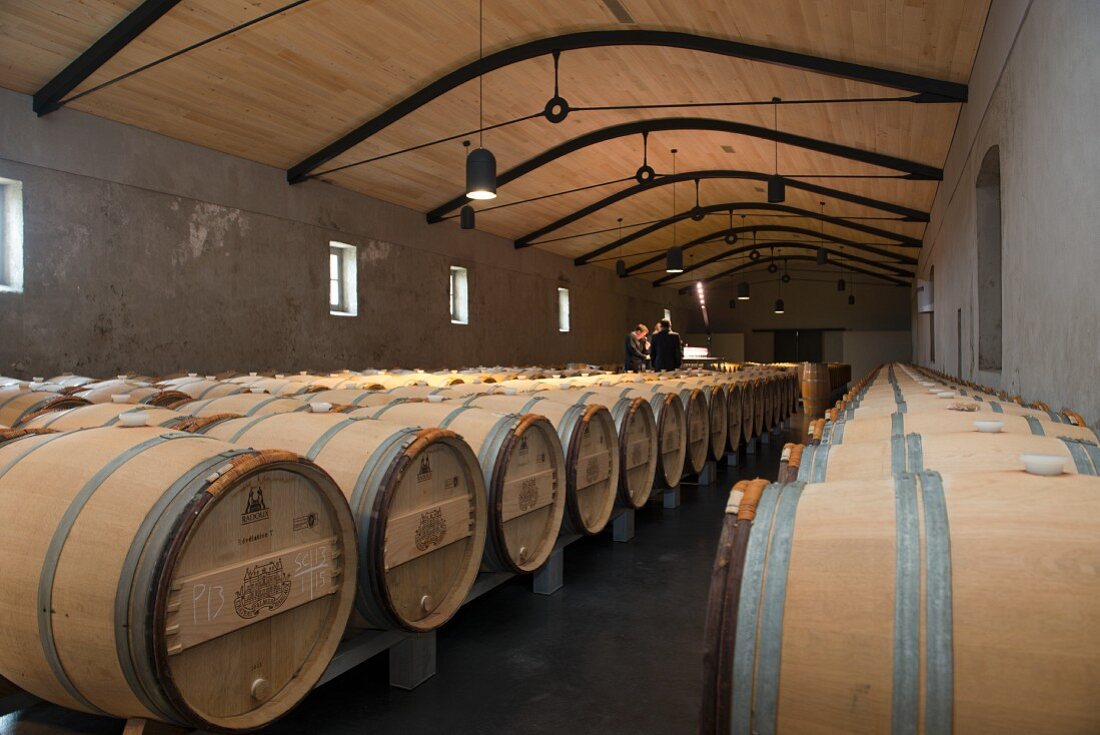 Barriquefässer im Weinkeller des Château Palmer (Bordeaux, Frankreich)