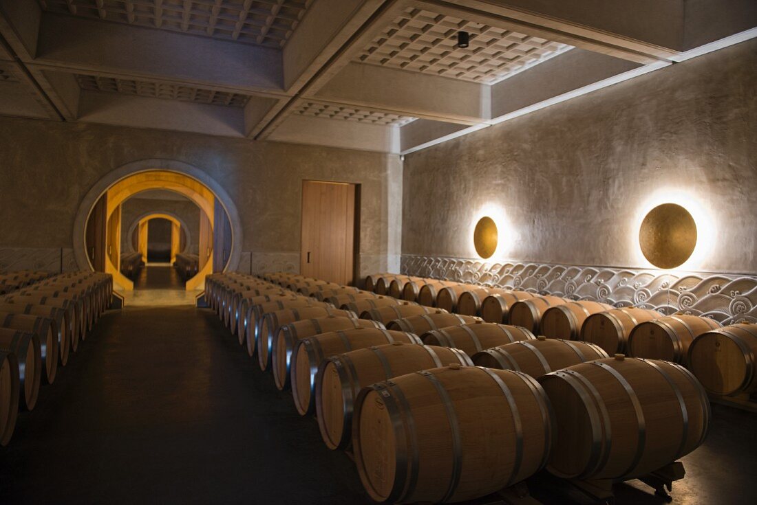 Barriquefässer im Weinkeller des Château Marquis d Alesme-Becker (Bordeaux, Frankreich)