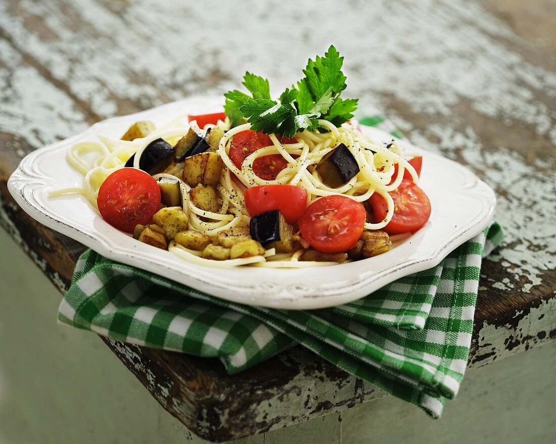 Spaghetti with tomatoes, aubergines and potatoes