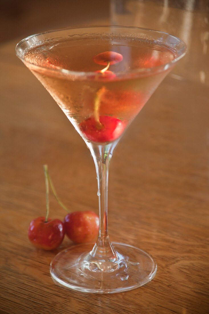 Cocktail mit Wodka & Kirschen im Martiniglas