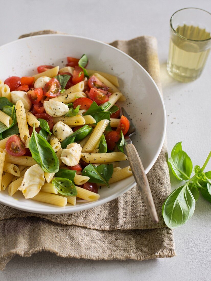 Caprese-Nudelsalat