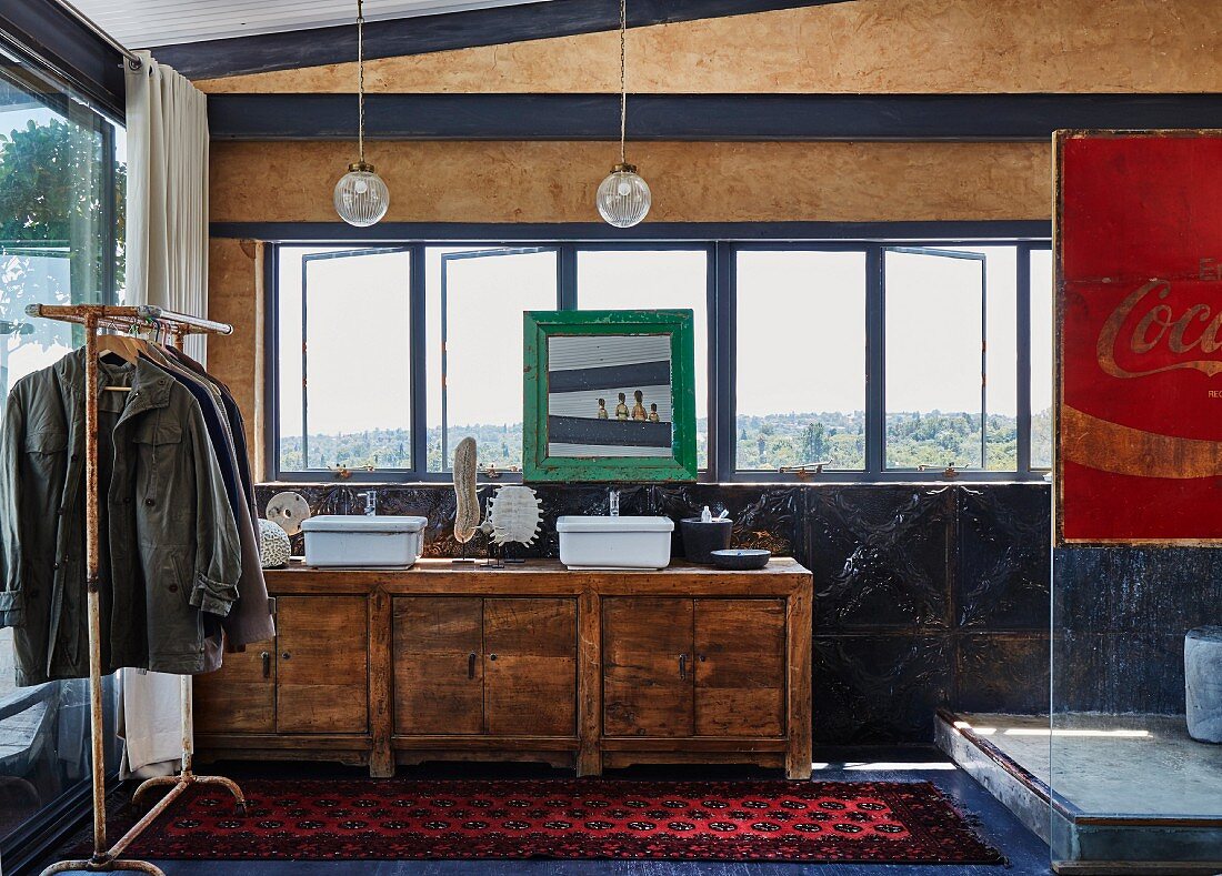 Altes chinesisches Sideboard aus Massivholz als Waschtisch unter Fensterband in schlichtem Bad