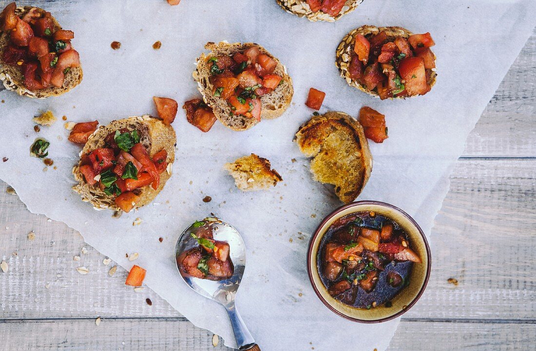 Bruschetta mit Tomaten, Basilikum und Knoblauch